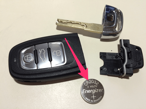 Как поменять батарейку в ключе Audi - фото 6